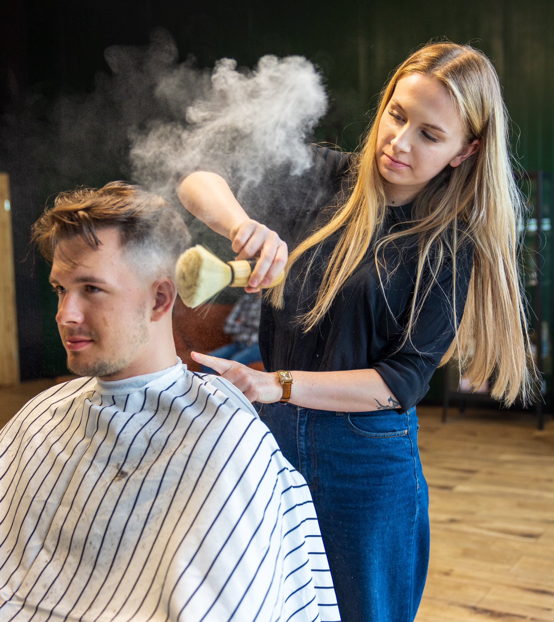 Precyzyjne wykończenie strzyżenia męskiego.