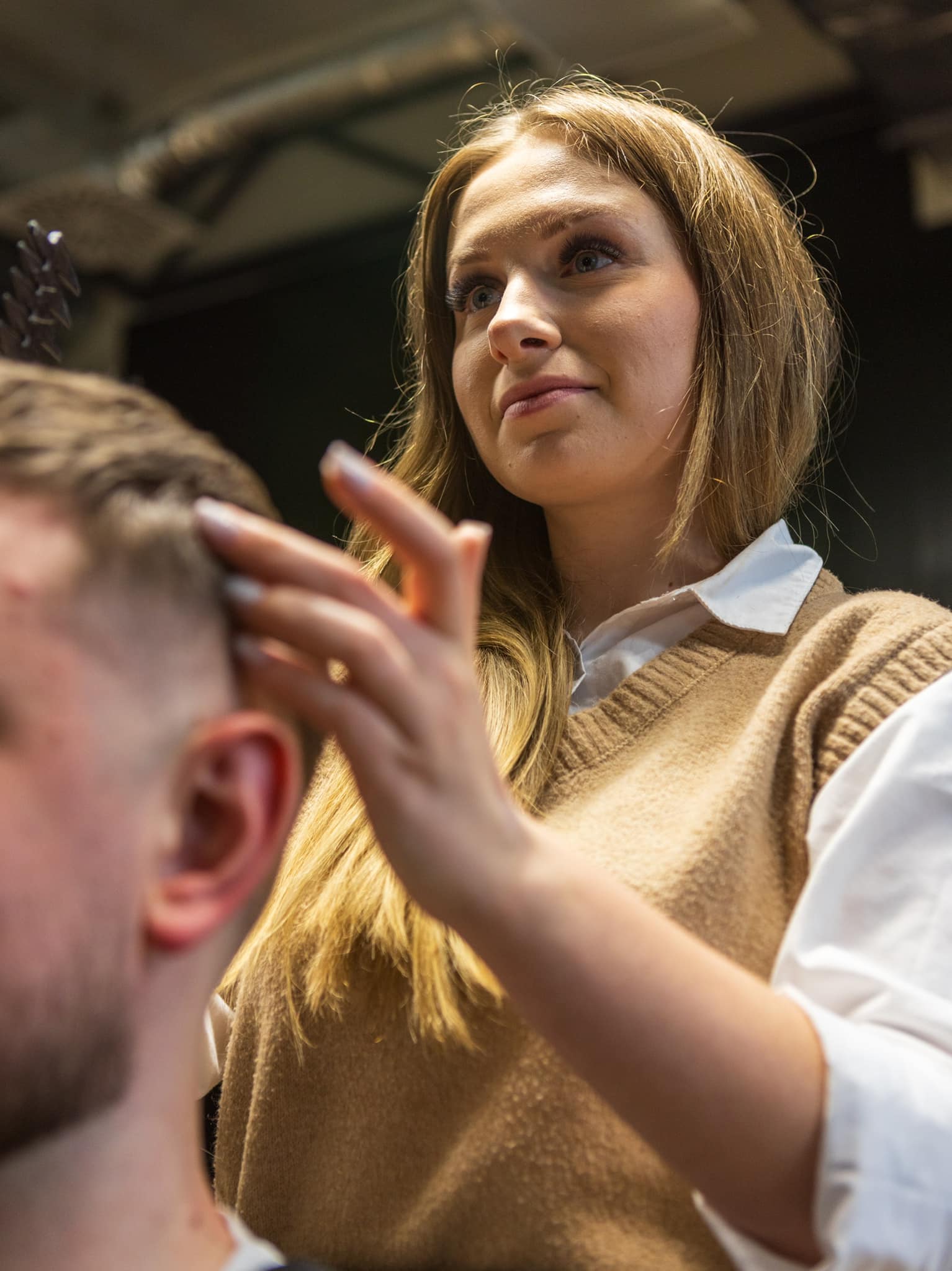 Profesjonalne wykończenie fryzury.